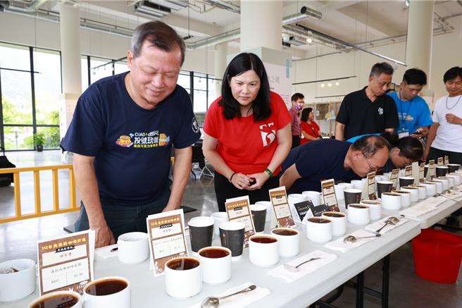 南投巧克力咖啡節10日推出南投縣咖啡評鑑分享會，由專業杯測師評審團解說，副縣長王瑞德與民眾同席開箱首嚐「第13屆南投縣咖啡評鑑」獲獎咖啡賽豆風味，共度端午佳節。（南投縣府提供／陳淑芬南投傳真）