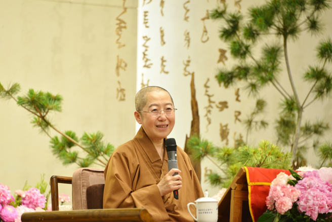 未來與希望講座，國際佛光會世界總會秘書長覺培法師以「娑婆裡的妙法蓮華」為題。(圖/佛光山惠中寺提供)