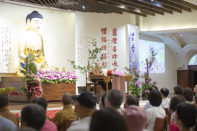 覺培法師舉《妙法蓮華經》裡的「藥草喻」、「三車喻」等教化菩薩的方法，指引大眾紅塵世間修行路。(圖/佛光山惠中寺提供)