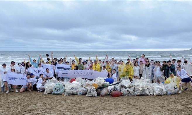 10／10 HOPE淨灘行動號召65名會員與員工，清除288.5公斤海洋廢棄物。（10／10提供／黃唯淯台北傳真）