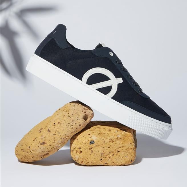 LØCI 友善地球，即日起至18日止，黑色狂潮BLACK WAVE~限定款黑鞋现折1618元。（LOCI提供／黄唯淯台北传真）