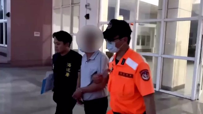 大陆快艇在淡水渡船码头与交通船发生擦撞，传出是业者拨打海巡「118」报案，行迹才曝光。（海巡署提供）