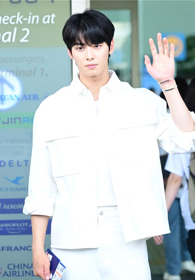 车银优配戴Chaumet Bee My Love系列作品，同样准备动身前往威尼斯。（Chaumet提供／黄唯淯台北传真）