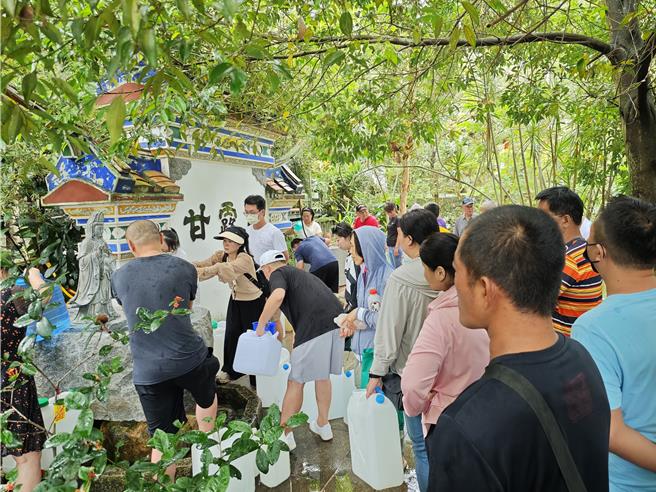 许多民眾涌入百年古剎彰化县社头乡清水岩寺，在寺旁甘露泉前排队，等待取午时水。（民眾提供／叶静美彰化传真）