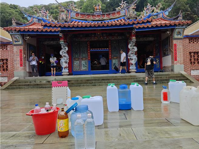 有民眾将装满甘露泉的水桶等，拿到清水岩寺前广场晒水，吸收正阳能量，也让神明来加持，成为一年一度的特殊景象。（民眾提供／叶静美彰化传真）