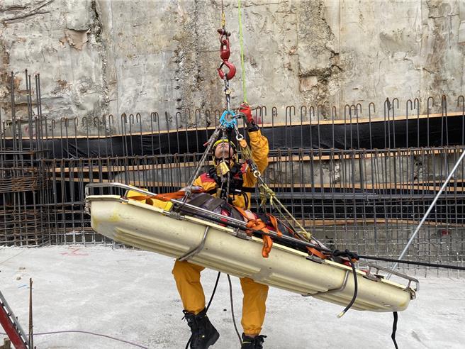 台中市北屯區某建案工地10日下午5點多傳出工安意外，1名工人疑似墜落約3米深地下室，搜救人員吊掛將人救出並送醫。（民眾提供／潘虹恩台中傳真）