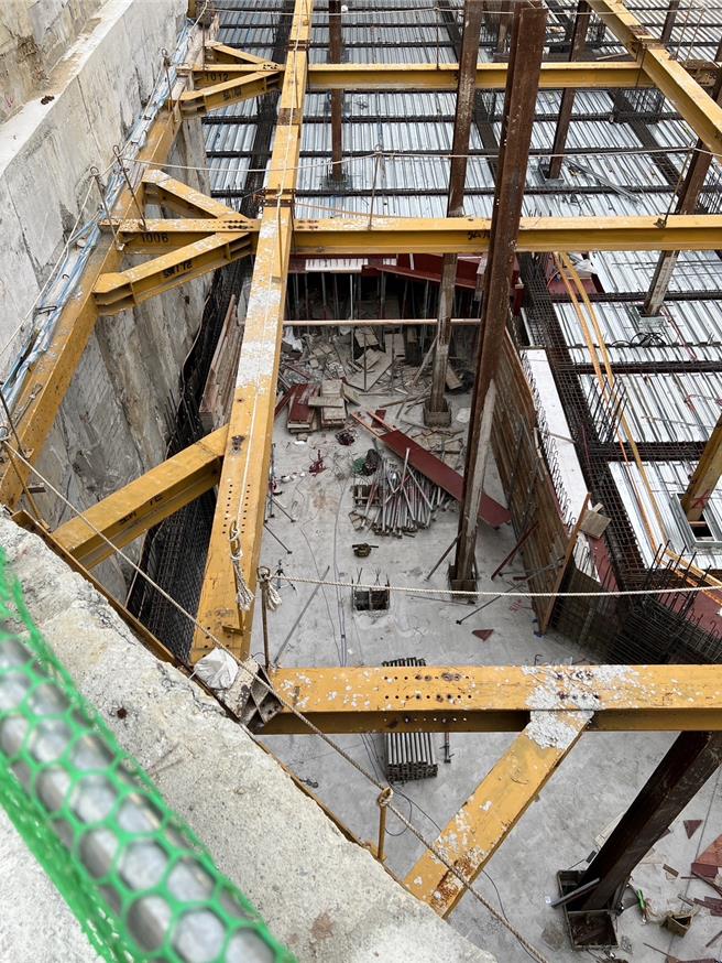 台中市北屯區某建案工地10日下午5點多傳出工安意外，1名工人疑似墜落約3米深地下室，搜救人員吊掛將人救出並送醫。（民眾提供／潘虹恩台中傳真）