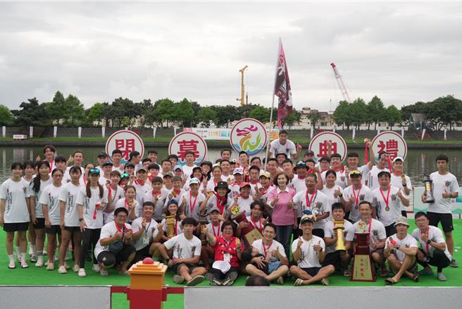 宜蘭縣龍舟錦標賽經過2天激烈拚搏後，成績在今（10日）下午揭曉，羅東鎮公所勇奪公開組男子及女子雙料冠軍。（宜蘭縣政府提供／吳佩蓉宜蘭傳真）