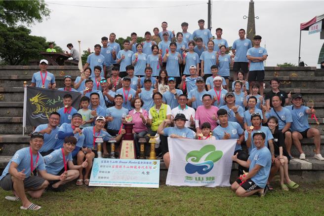 各組冠軍分別為，公開男子組羅東鎮公所、公開女子組羅東鎮公所、公開混合組宏國春悅大地隊、社區村里組五結鄉社區龍舟隊、國中男生組三星國中、國中混合組吳沙國中。（宜蘭縣政府提供／吳佩蓉宜蘭傳真）
