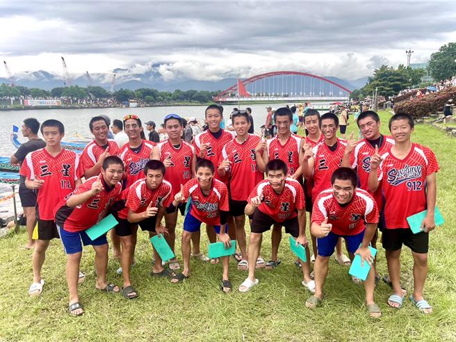 各組冠軍分別為，公開男子組羅東鎮公所、公開女子組羅東鎮公所、公開混合組宏國春悅大地隊、社區村里組五結鄉社區龍舟隊、國中男生組三星國中、國中混合組吳沙國中。（宜蘭縣政府提供／吳佩蓉宜蘭傳真）