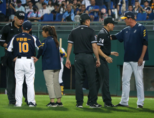 中信兄弟10日作客新莊，6局下發生爭議判決引發中信兄弟教練團不滿。（陳君瑋攝）