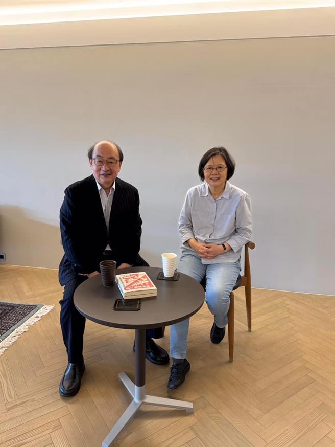 今天是端午节，民进党立院党团总召柯建铭晚间在脸书上指出，端午他去拜访了前总统蔡英文，并送了送一本书籍「青岛东路三号」给蔡总统。（柯建铭办公室提供／游念育台北传真）