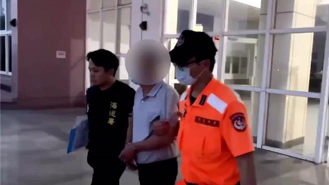 大陆快艇在淡水渡船码头与交通船发生擦撞，业者拨打海巡「118」报案，行迹才曝光。（海巡署提供）