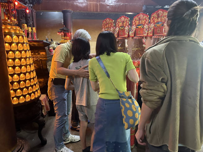 今年很多香客未目睹灵蛇，特地前往天受宫。（图／天受宫主委陈政雄授权提供）