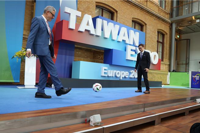 欧洲台湾形象展登场，台德政要与产业代表都出席力挺，外贸协会董事长黄志芳(右)及欧盟成长总署网络与治理署署长Jakub Boratynski(左)，共同踢出共创共荣的一球。(贸协提供)