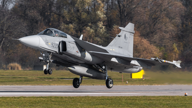 乌克兰空军指挥官表示，在获得F-16后，期望瑞典能提供JAS-39战机，它具有公路起降能力，后勤整备也较简便。(图/Shutterstock)