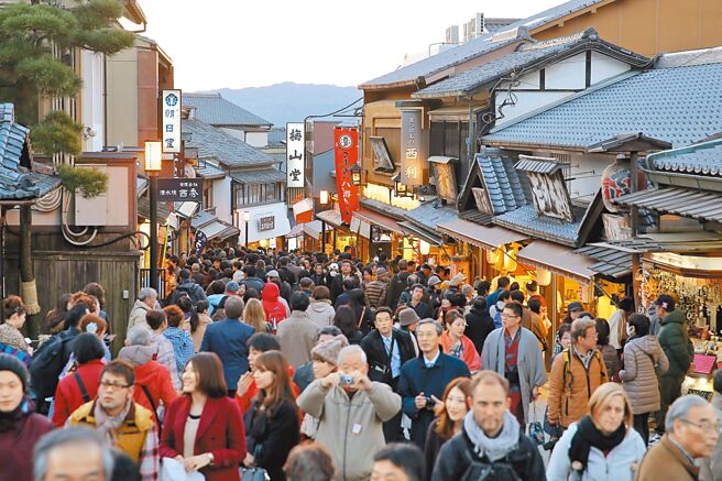 国银五大信用卡发卡行蓄势待发，纷纷锁定暑假消费檔期、抢攻国内外旅游商机，从行前买机票、安排行程、买旅游票券及住宿等，一条龙全面都有优惠，暑期出游刷信用卡，机票打折、点数回馈全面出击。图／本报资料照片