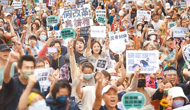朝野将针对国会改革争议全台各地宣讲，青鸟对决蓝鸟，议场战到街头。图为国会改革相关法案三读通过，大批民眾挤爆立法院外陈情抗议。（本报资料照片）