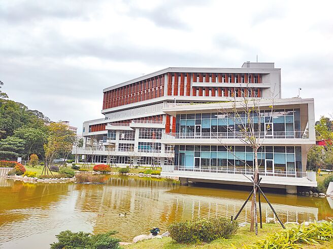 政大达贤图书馆日前举行草坡与景观池命名网路活动，开放校内师生与校外民眾参与，馆方于5月15日公告网路投票结果，草坡命名为「慢坡」，景观池命名则从缺。（李侑珊摄）