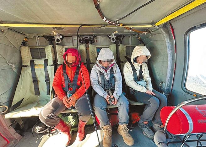 開放山林後，山難頻傳。圖為空勤總隊黑鷹直升機將3名女山友載下山送醫。（空勤總隊提供）