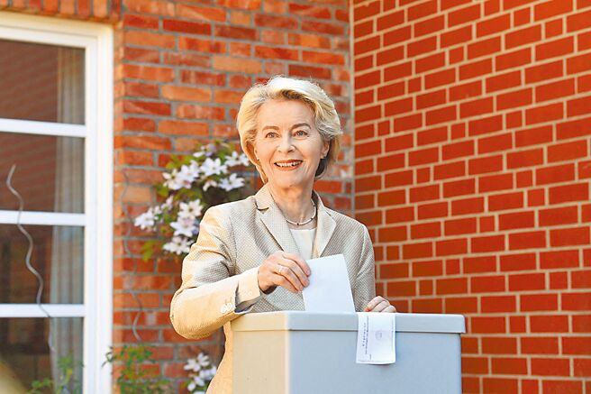 拚连任欧盟执行会主席，范德赖恩将拉拢梅洛尼。图为范德赖恩赴投票所投票。（路透）