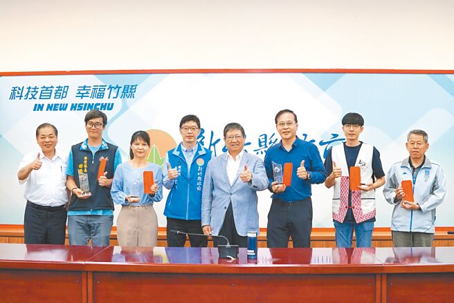 2023年新竹縣源頭減量及資源回收工作績效考核成果公布，4鄉鎮獲特優、1鄉鎮獲最佳進步獎，縣長楊文科（右四）近日在主管會報頒獎表揚。（新竹縣政府提供／邱立雅竹縣傳真）