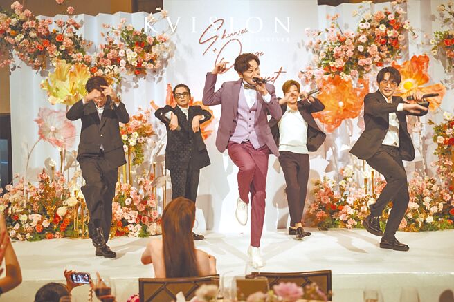Energy成员坤达（左起）、Toro、书伟、阿弟、牛奶9日在书伟的婚礼上合体唱跳。（Kvision海外婚礼婚纱摄影团队提供）