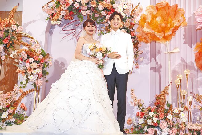 谢京颖（左）、张书伟9日盛大举办婚礼。（邓博仁摄）