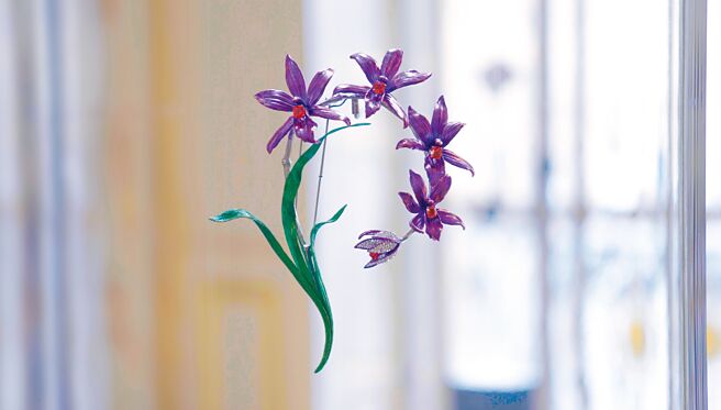 ANNA HU珠寶作品「安蘭氣韻胸針」，高約19公分，重量僅53.5公克。（ANNA HU提供）