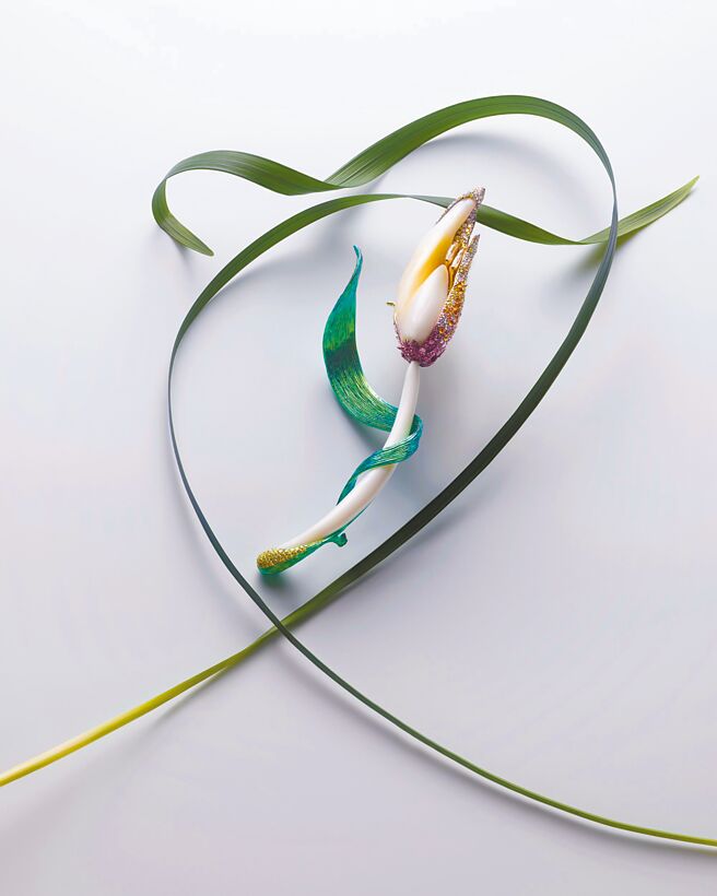 ANNA HU的最新力作「漫舞飛天鬱香胸計」，主石是兩顆重達112.32克拉巨大珍珠。（ANNA HU提供）