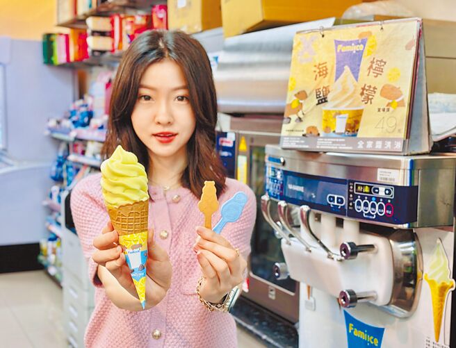 全家Fami!ce跨界聯名Xpark水族館推出「海鹽檸檬」霜淇淋新口味，買再送限量水豚、企鵝造型湯匙。（全家提供）