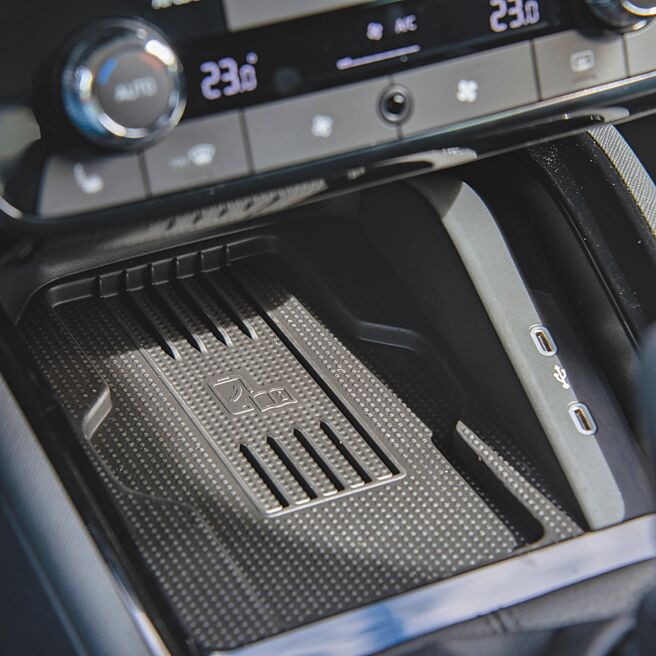 45W充電板，充電3倍速。（陳大任攝）