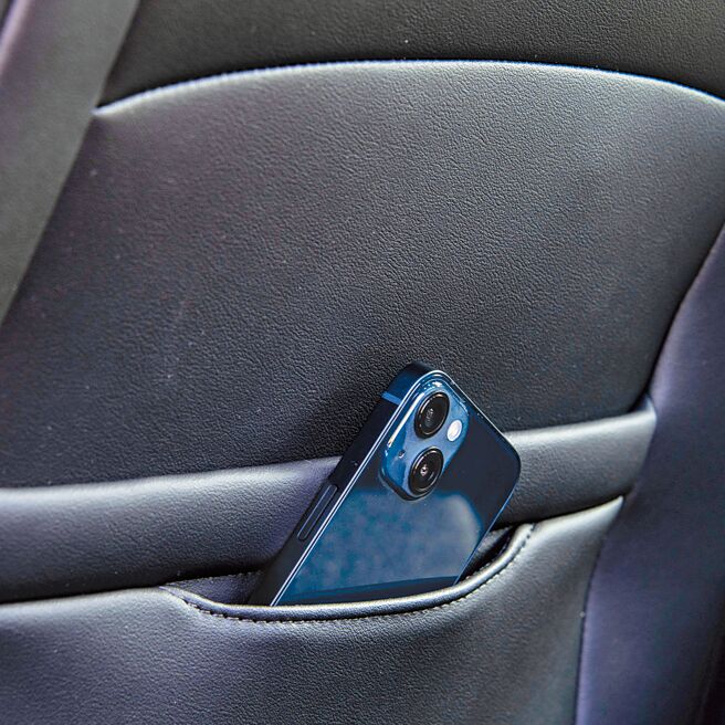 椅背收納設計可置放手機。（陳大任攝）