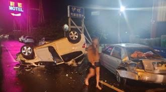 熱褲女駕車疑分神調音樂 悲劇了！失控撞路旁2車後翻覆