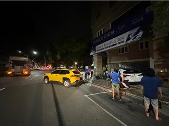 你累了嗎？打左轉燈卻往右猛撞   高雄轎車衝進騎樓嚇壞路人