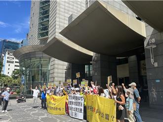 淡水居民新北市府前陳情   抗議公園內蓋警消廳舍