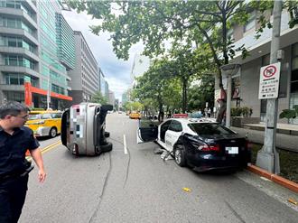 警車解送人犯突遭猛撞 驚險影片曝光！休旅車翻害警員受傷