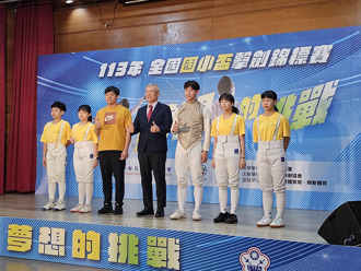 國小盃擊劍錦標賽》扎根基層 奧運國手陳弈通勉勵小將享受比賽