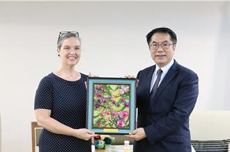 孙晓雅向黄伟哲辞行    即将卸任AIT处长南下拜会