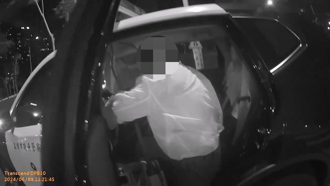 红灯越线停车遭拦查 女通缉犯竟试图夺回毒品