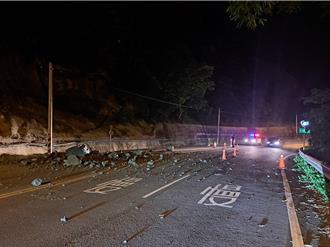 卓蘭台3線山壁土石崩落 落石占據3車道陸續搶通