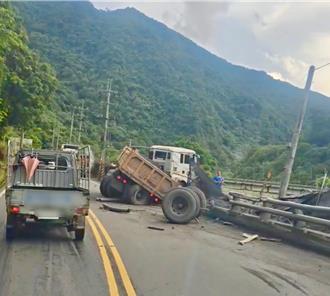悚！砂石車轉彎失控擊落標誌撞毀護欄  車體幾乎解體