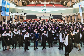 北科大112學年EMBA撥穗典禮 師長期勉「乘風破浪自信前行」