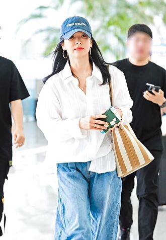 宋慧乔迭戴戒指 拥有好心情