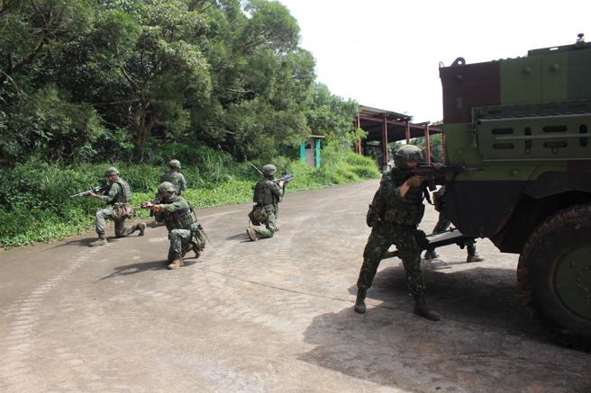  官兵抵達戰術位置後，隨即下車戰鬥，模擬各階段任務。
（584旅提供）
