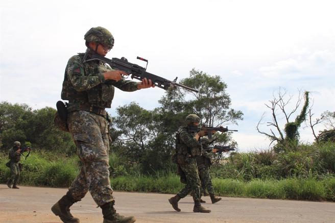  陸軍裝甲584旅聯兵1營昨日實施戰備演練，依據敵情想定，靈活應用戰術。
（584旅提供）