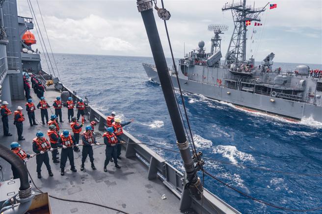 「海上油料整補」需動員大量人力才能完成。
（記者李德威攝）