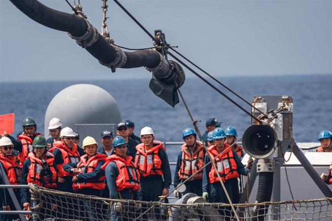  連接跨索的「高線引纜」，作為油管運行的軌道，油管藉此滑入加油口，在確保緊密接合後，開始輸油作業。（記者李德威攝）