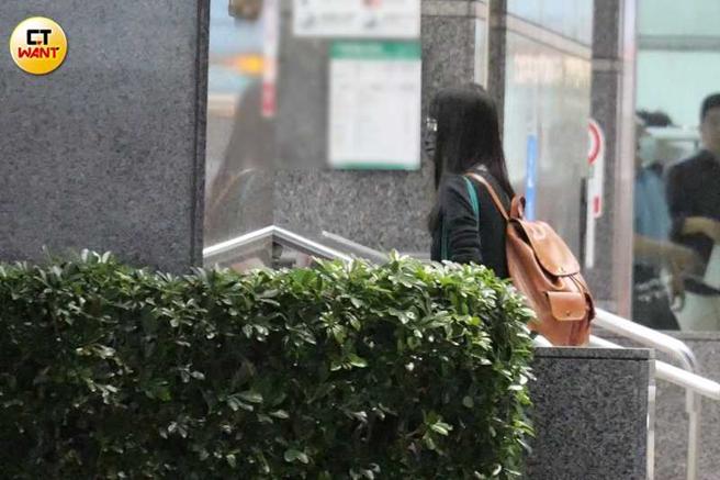 结束一整天的工作与安排，连俞涵前往捷运站搭车。（图／本刊摄影组）