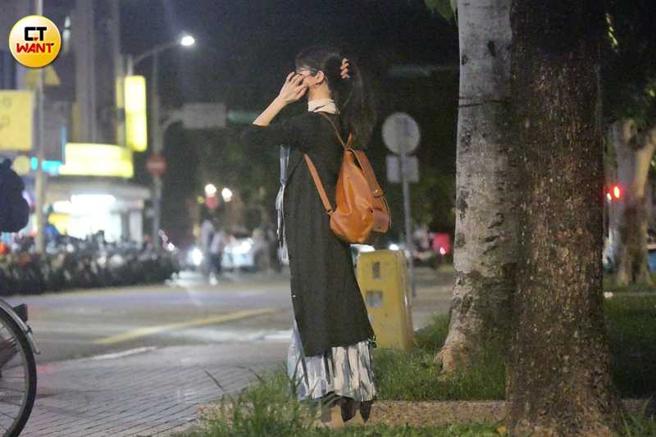 出了捷运站后，连俞涵站在路边看似在等人。（图／本刊摄影组）